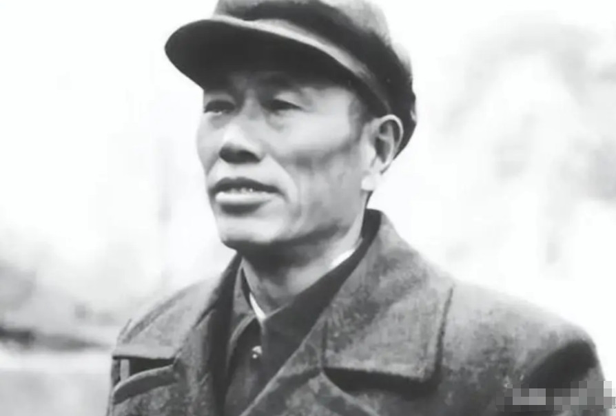 1959年,有人问邓华“彭德怀谁都骂，为什么不骂你？”邓华犀利反驳道“彭总骂你是