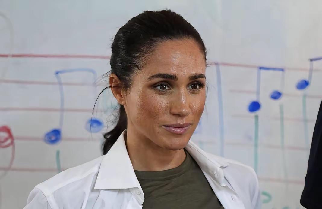 自个掏钱入公务的梅根，这一次真的“秀不起来”了！为何？其实很简单，就这两个原