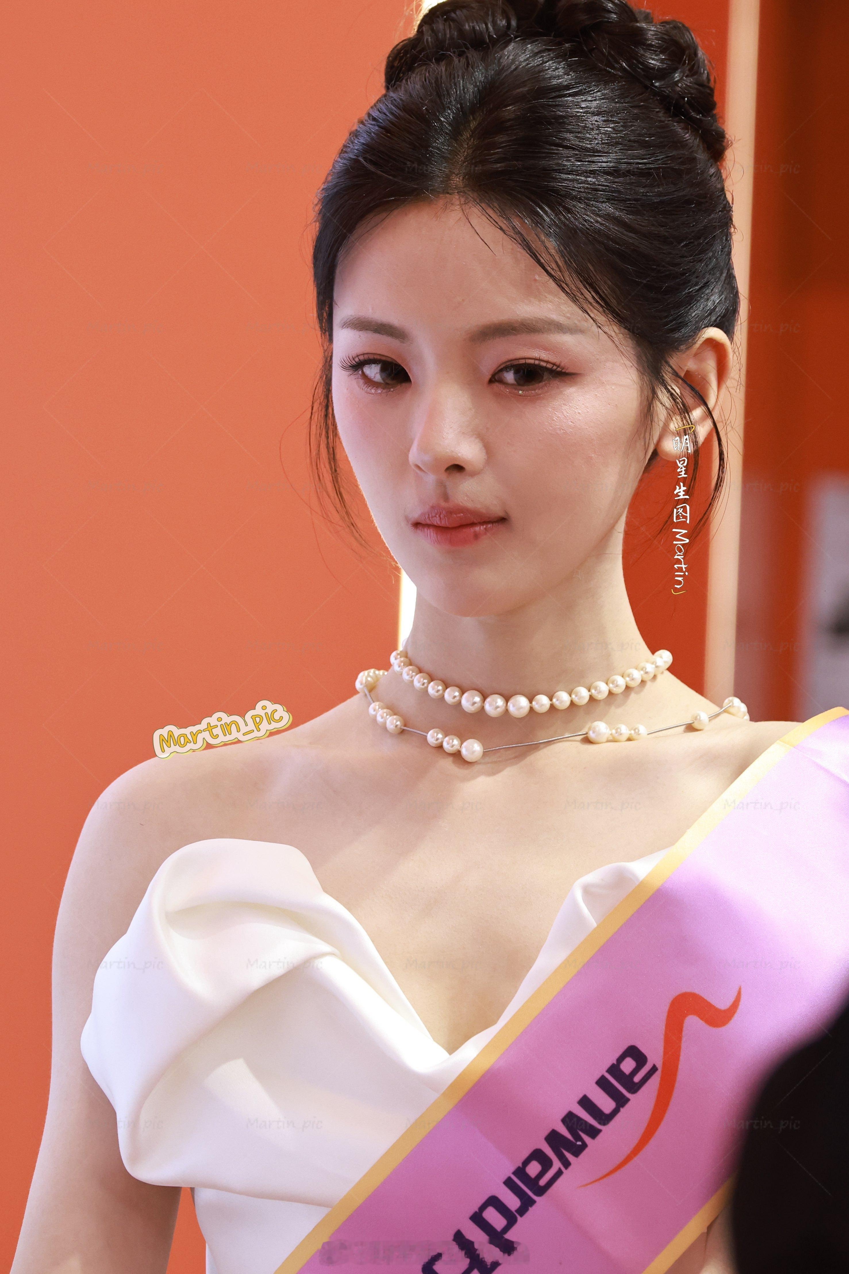 杨超越怼脸面部平整度杨超越线下生图怼脸这骨相这颜值无敌了