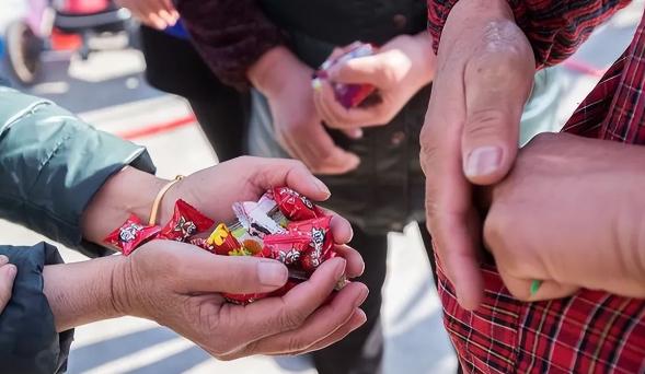 “天将大锅！”河南，一大妈路过酒店，见门口一对新人正在发喜糖，便猛地冲进人群，伸