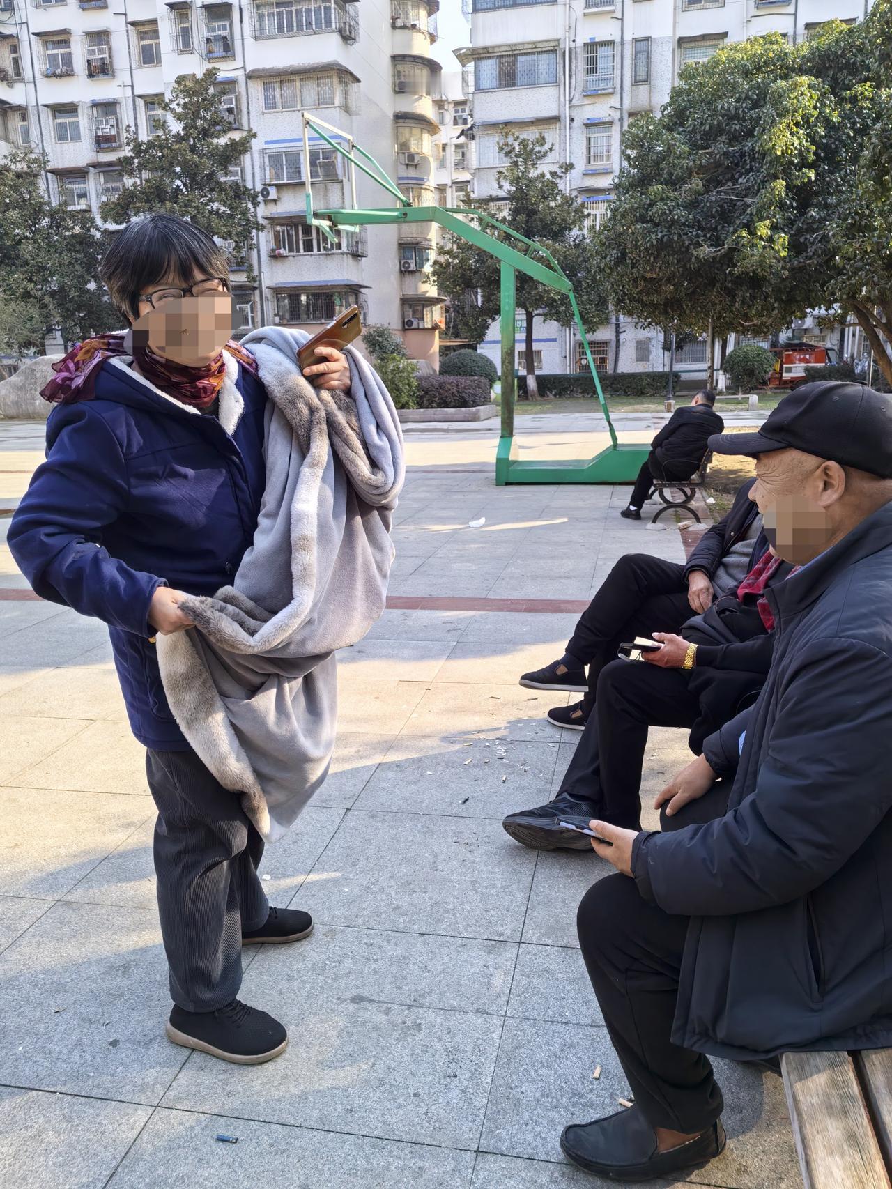 昨天隔壁小区的一业主到我们这调监控，说她晒在我们小区广场的被子不见了，当时电话里