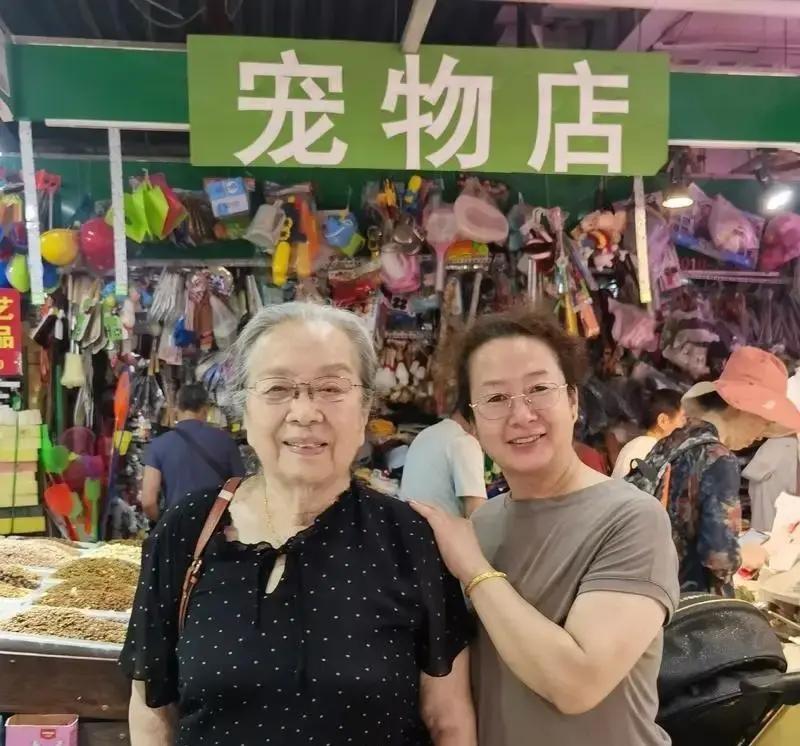 一个在北京挤公交，为几毛钱跟菜贩子掰扯半天的老太太，你敢信她背地里捐了3所养老院