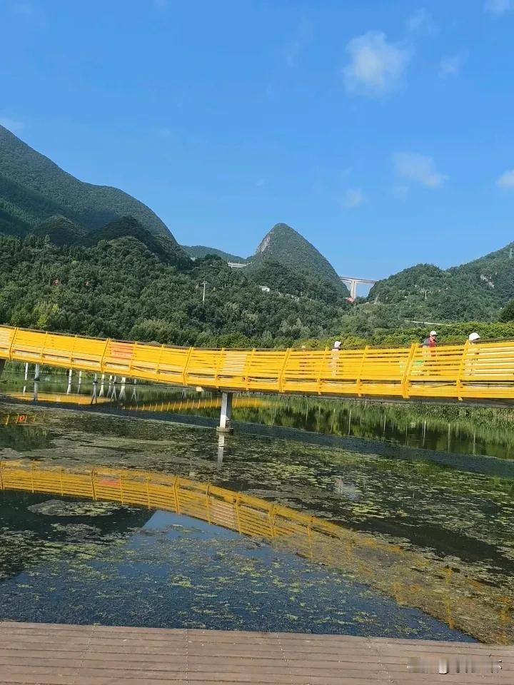 朋友比我小两岁，体制外，从农村闯出来，做建筑的，挣到了钱。朋友只有一个女儿，已