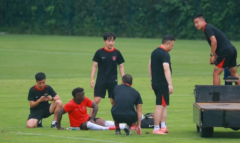 媒体人苗原直播中爆料：伊萨卡隆这名外援是成都蓉城俱乐部高层最不想提及的名字，不光