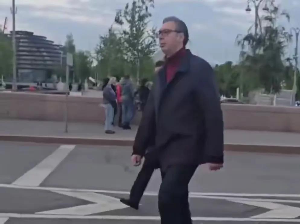 武契奇在红场散步：大家都知道了，武契奇绕飞3000公里才到莫斯科机场，可谓“出门