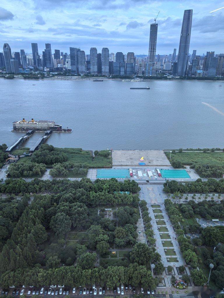 千问发布Qwen3.827B，性能强悍目前最具性价比的个人部署主机配置思路：显卡：RTX409024