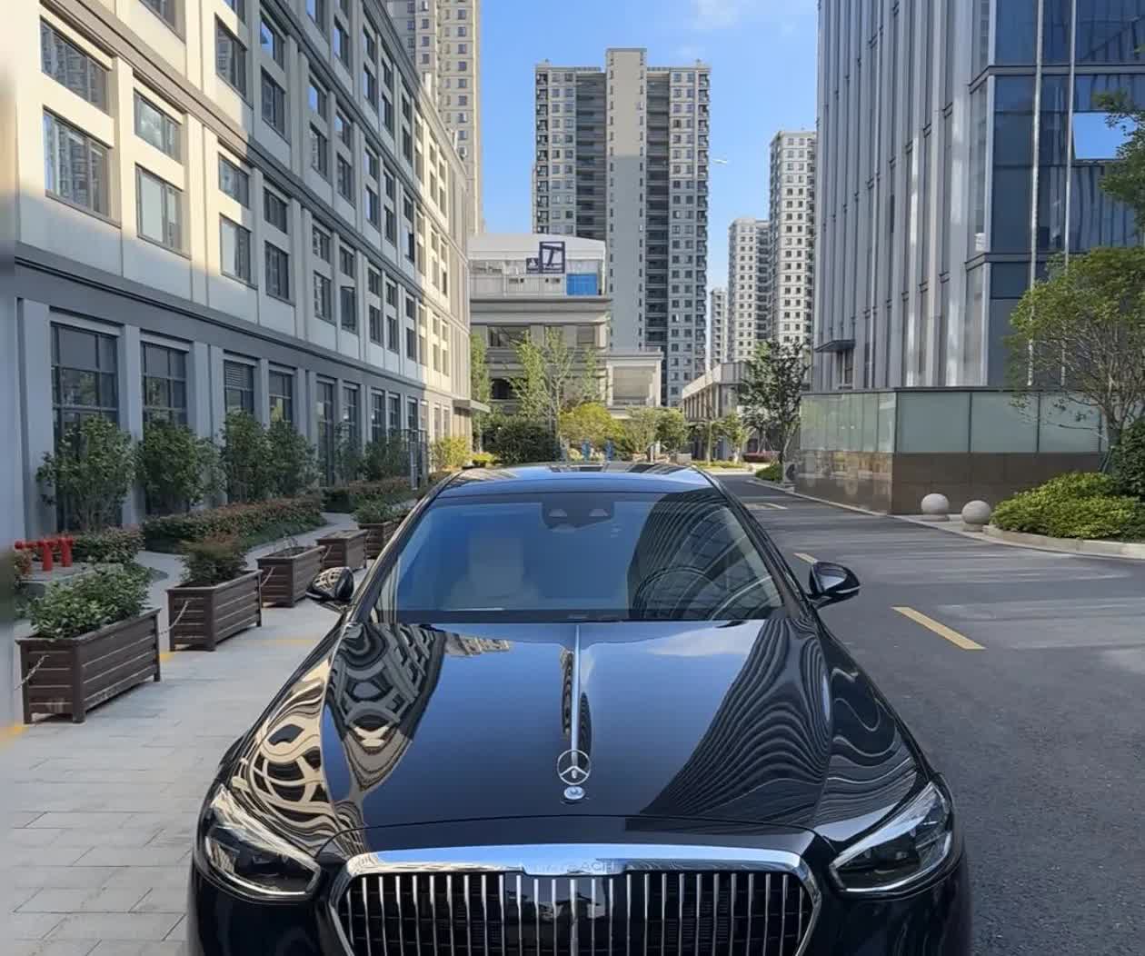 终于知道为什么BBA高端车型中，只有奔驰拿的出手了。一位个人身价超千万的房地产大