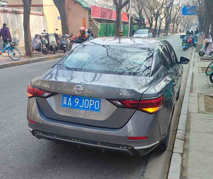 14代轩逸车载挂钩太实用我的14代轩逸已经陪伴我五年多，一个小小的车载挂钩，直