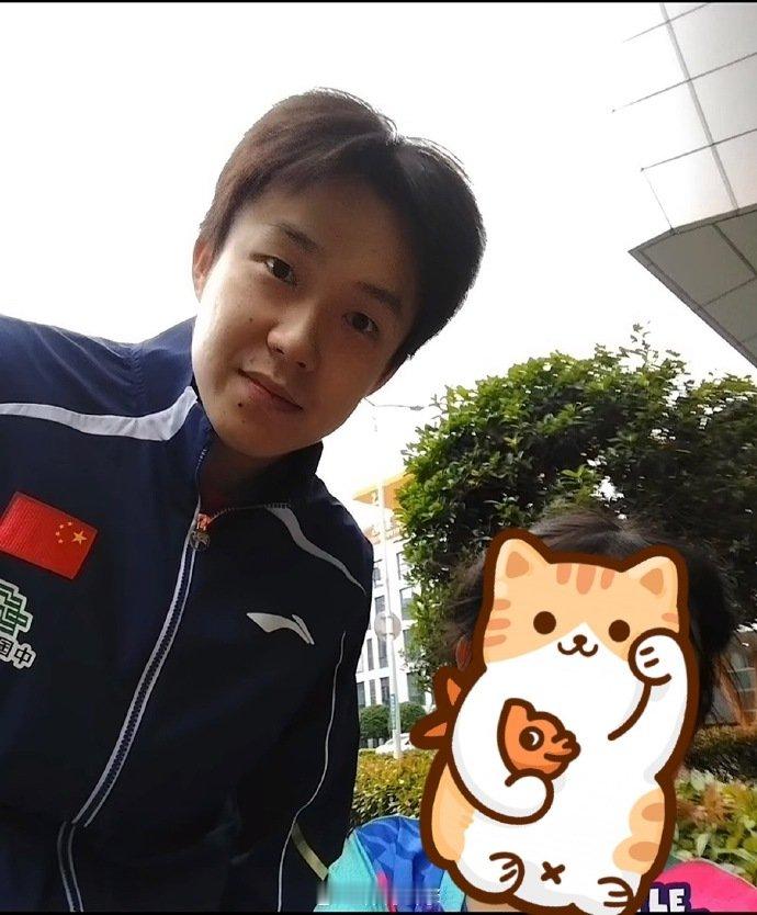 王楚钦独特合照视角赛场上，他是世界第一，是气场全开的冠军；可当镜头对准他与孩子