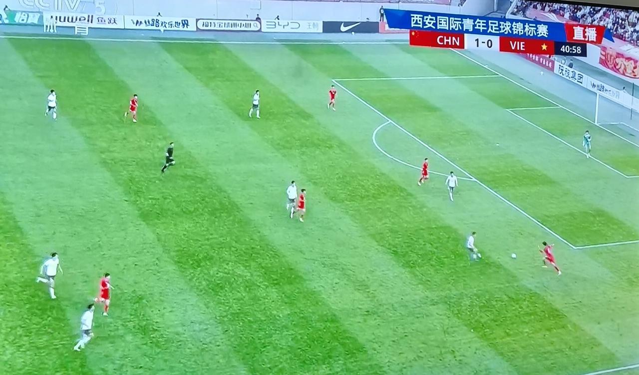 杜月徵一脚天外飞仙！超级世界波破门！1：0！U23国足领先越南队！中午看了国足