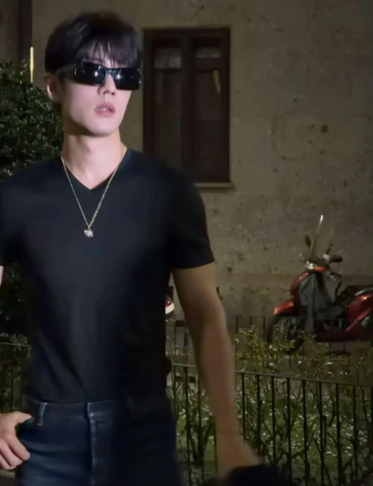 他今年穿得比往年都严实，性感指数却直接拉爆了。内行朋友告诉我，高级性感不是露，