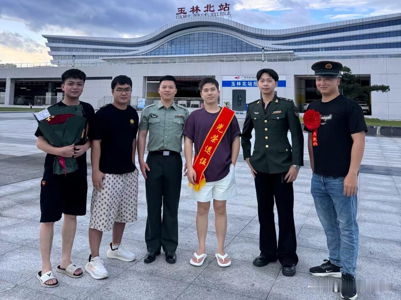 一人当兵，六人光荣[赞]