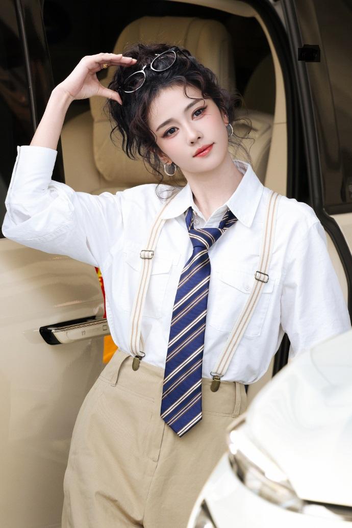 今天白鹿在出席时尚活动的时候搭配的很靓丽，看起来像个活力满满的少女，真的是非常有