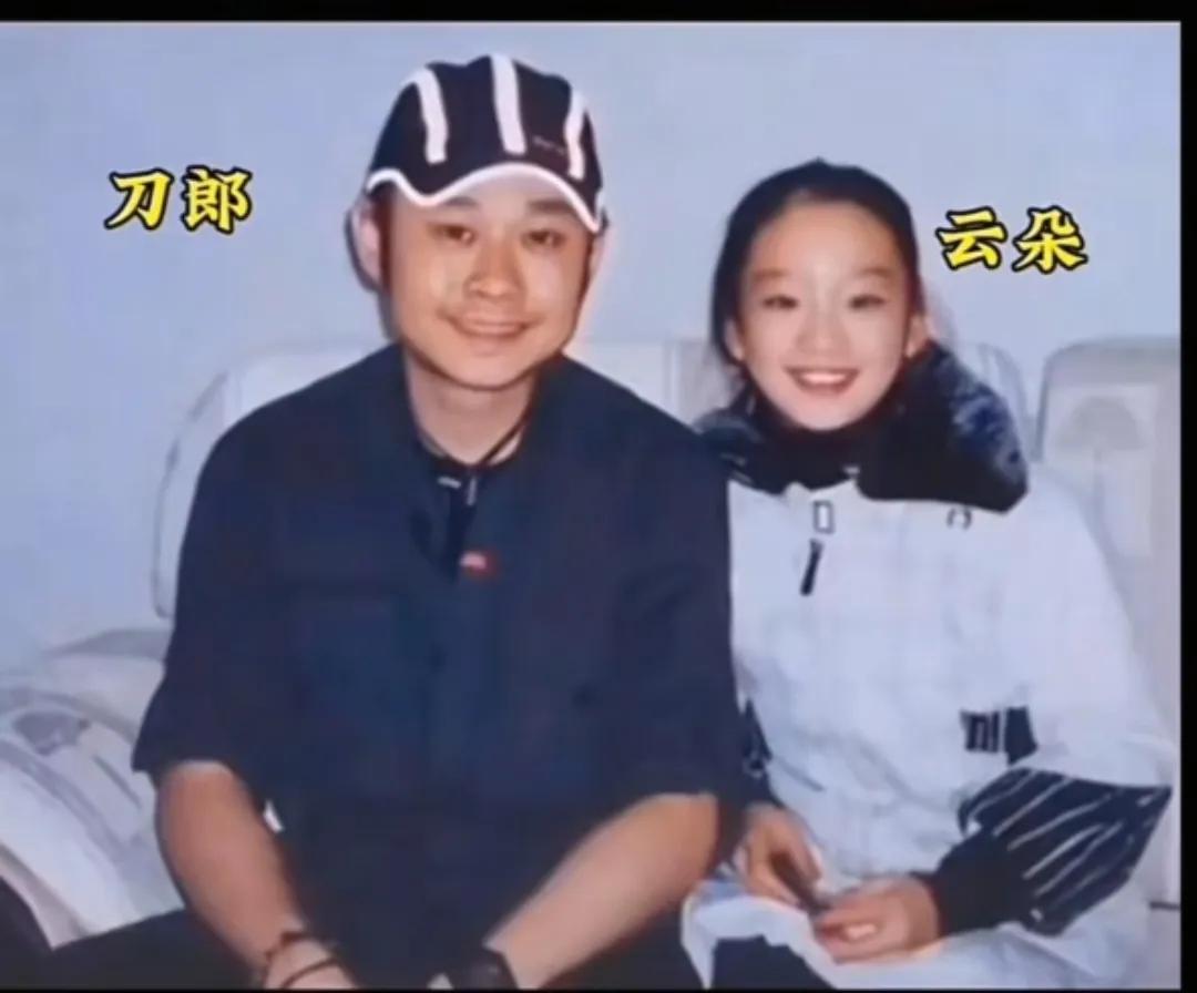 这张温馨的照片，知道的是师徒俩，不知道的还以为是父女俩。照片中刀郎笑容可掬，像一