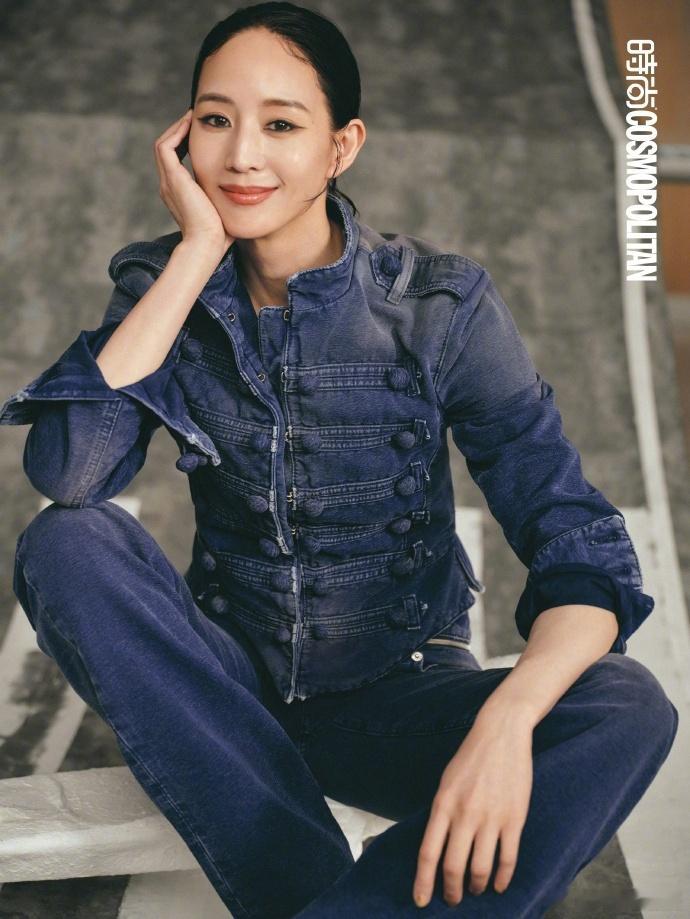 张钧甯好美的下颌线张钧宁好美的下颌线别人靠修图硬拉下颌线，她随便抬个头线条都清晰