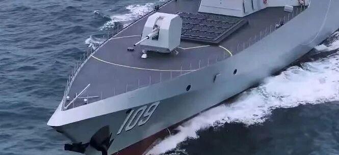 振奋人心！作为一名海军老兵，这一次真的没有想到，就在东海海域，一座重达1.3万吨