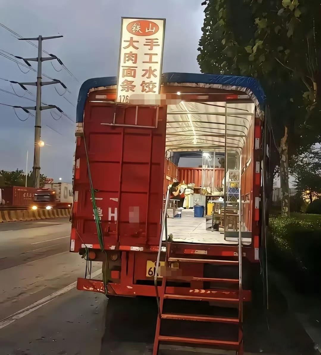 卧槽，现在的老板越来越做生意了！真长见识了！这起码得省几十万房租！​​​