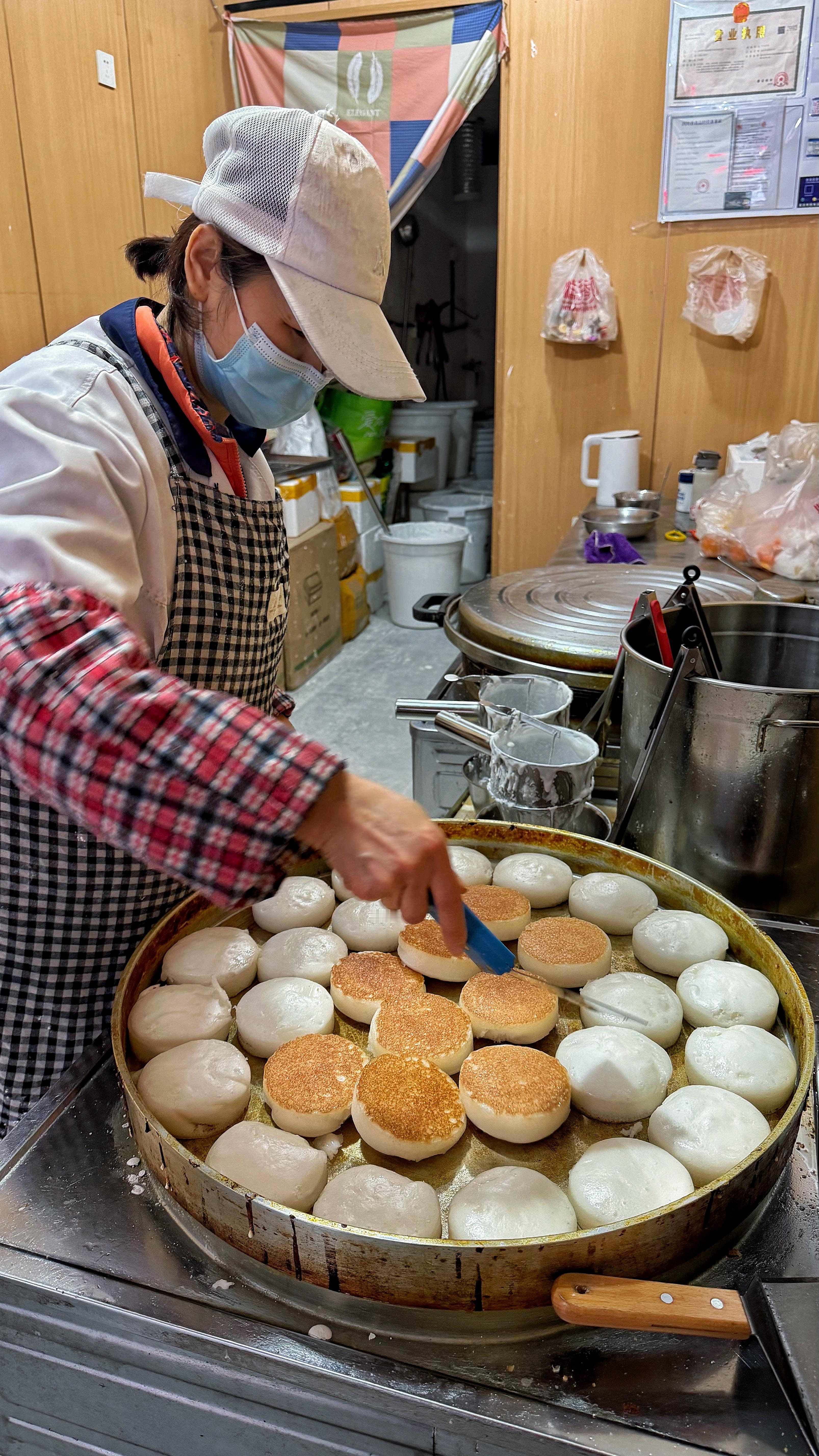 🌆在泸州的一天，从一碗烟火气十足的面条开始，到老街深处的苍蝇馆子收尾，每一口都