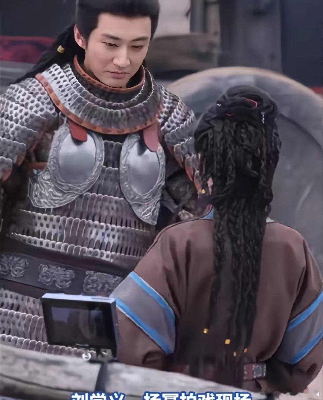 近日《江山大同》杨幂、刘学义片场路透曝光，画面里杨幂频频忍不住笑场，氛围感十足。