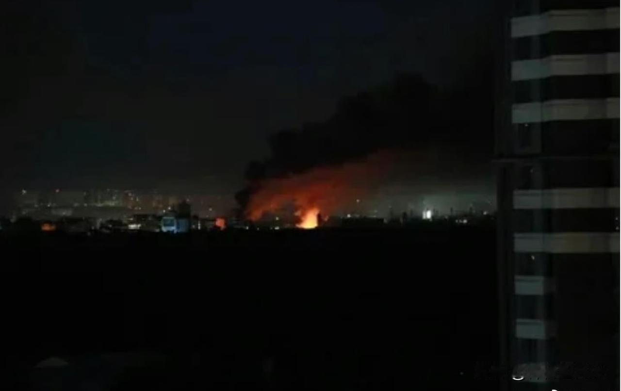 俄罗斯深夜猛轰基辅！爱国者导弹拦截画面曝光基辅独立报报导，俄罗斯2日凌晨对乌