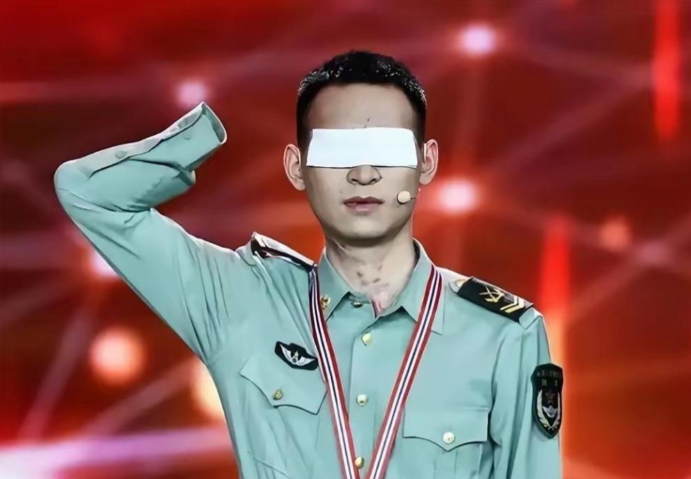 2018年，27岁的杜富国在云南麻栗坡雷场，对战友喊出“你退后，让我来”。随后手