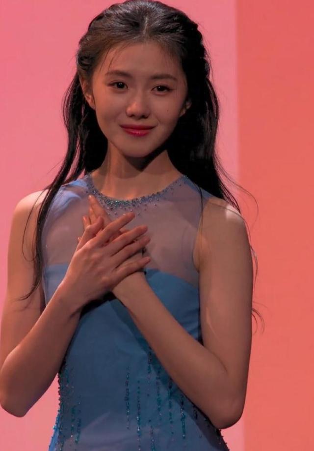 刘浩存的资源真的很强！刘浩存和海来阿木合作了《梦底》的春晚舞台，很显然，这首歌