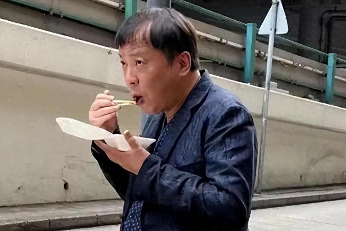 他曾是出租车司机，47岁亏7亿，现如今345亿身价却站在路边吃盒饭。  