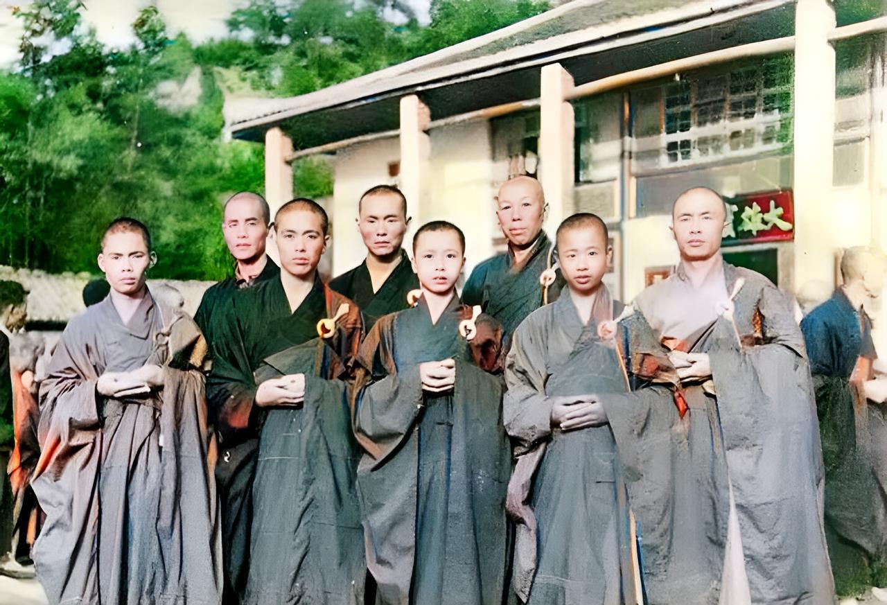 这是1984年，众僧在江西普照寺合影。许多人细细分辨后仍然认为照片中并没有释永信