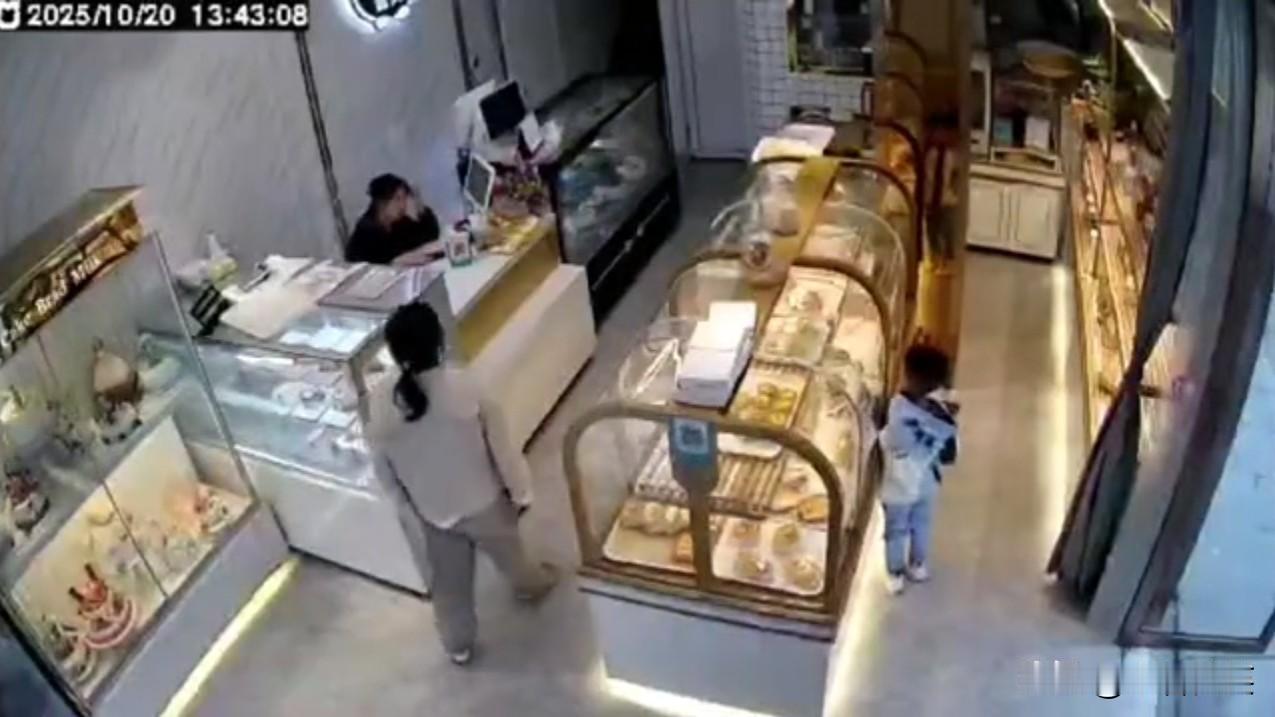 江西一小男孩手抓面包后续，店家称：目前已正式收集证据，并向法院起诉。店家在发