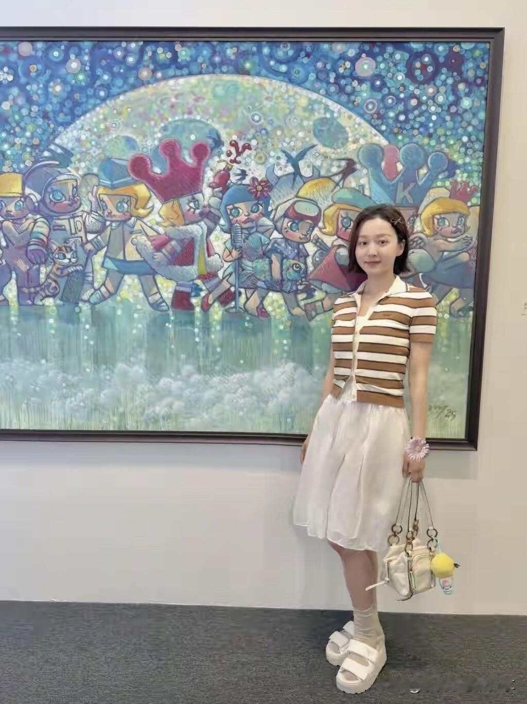 马龙的妻子夏露个子娇小，本人并不是特别高，但她皮肤白皙，气质淡雅，看起来跟倪妮一