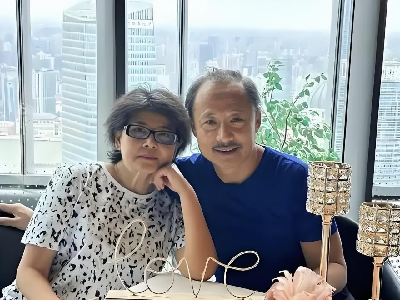 好奇查了一下周野芒的妻子，不查不知道，一查真意外，才发现这个女人不简单，她竟