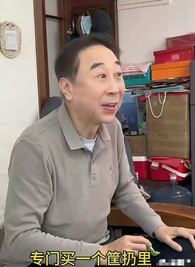 68岁冯巩房子内景曝光！屋内空间狭小，纸箱堆一地，网友：太朴素