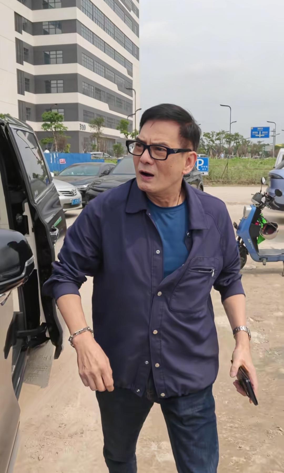 71岁的老演员李国麟，就是演“鸠摩智”的那位，他年轻的时候，给刘德华当替身