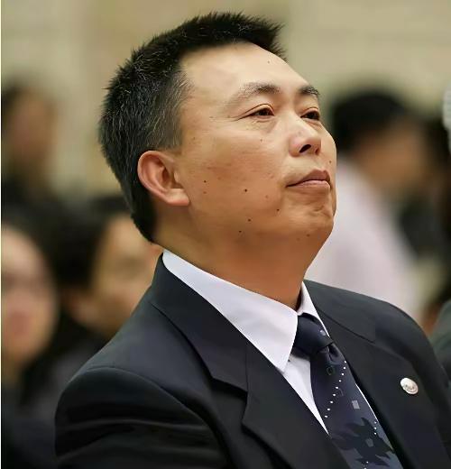 别把谁捧成“神”，段永平也一样。有人说他靠茅台腾讯封神，可你细想，要是当初