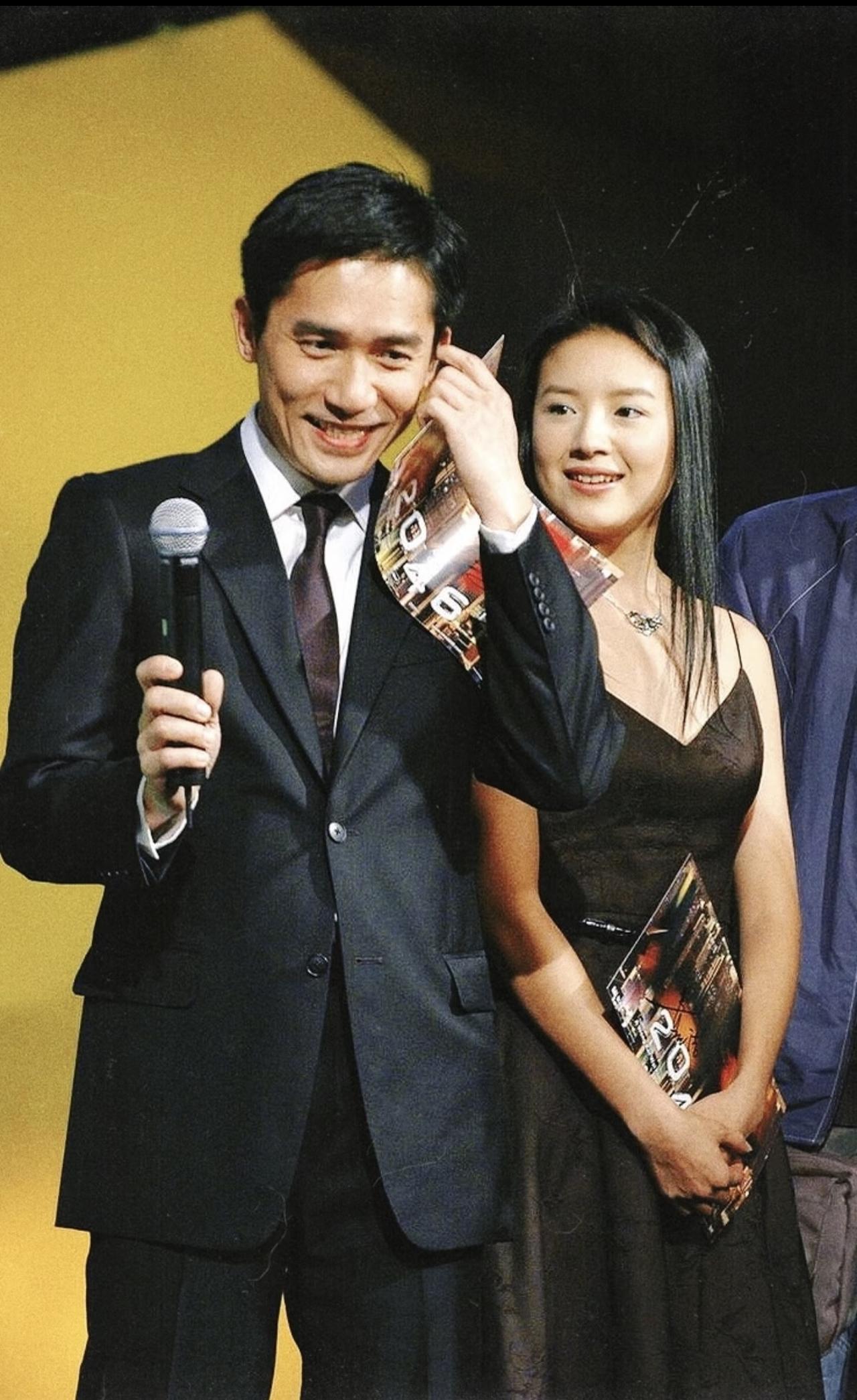 2004年，梁朝伟与董洁为电影《2046》路演，梁朝伟看上去很开朗的样子。当