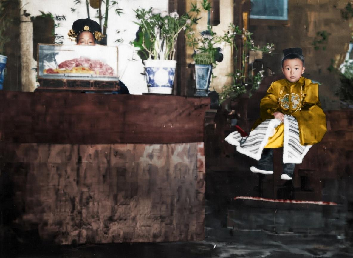 这张照片定格的，是1911年前后，清王朝最后一次“垂帘听政”的真实场景。右侧是年