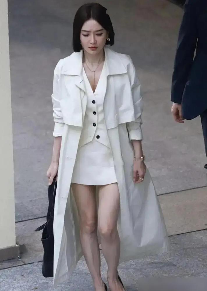 “680万？一双脚就能买套房！”评论区直接炸锅。秦岚代言的RogerV