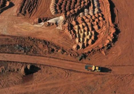 所有人都在等中国对日本出手，结果海关数据一公布，全都懵了。2025年11月，中国