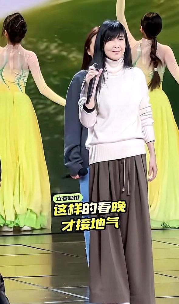 春晚后台，那几个裹着羽绒服、穿着运动装的女明星，才是真正的狠人。上一秒，5