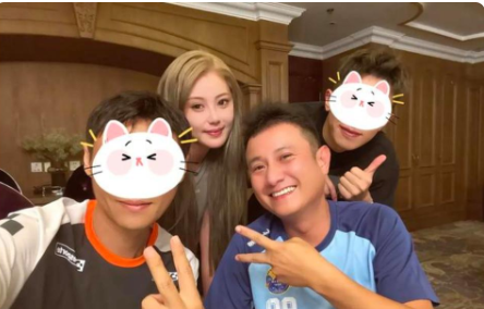 文章与好友聚餐，身边美女抢镜，北京豪宅里面唱K，喝的有点微醺