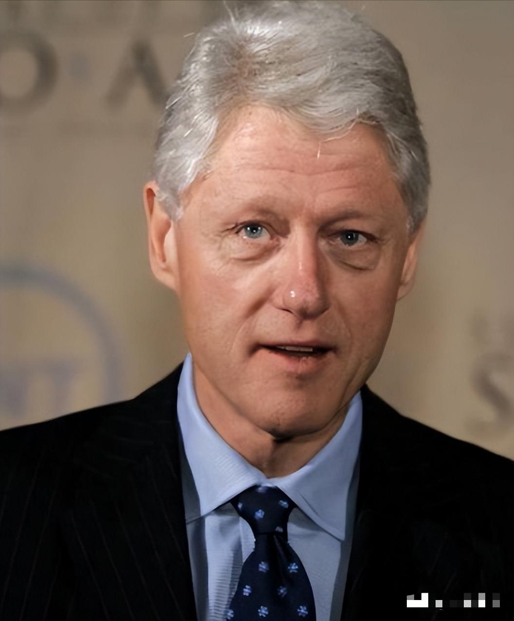 克林顿突然出来喊话，把窗户纸捅破了。他说中国早晚要超过美国，让某些人别再装睡了