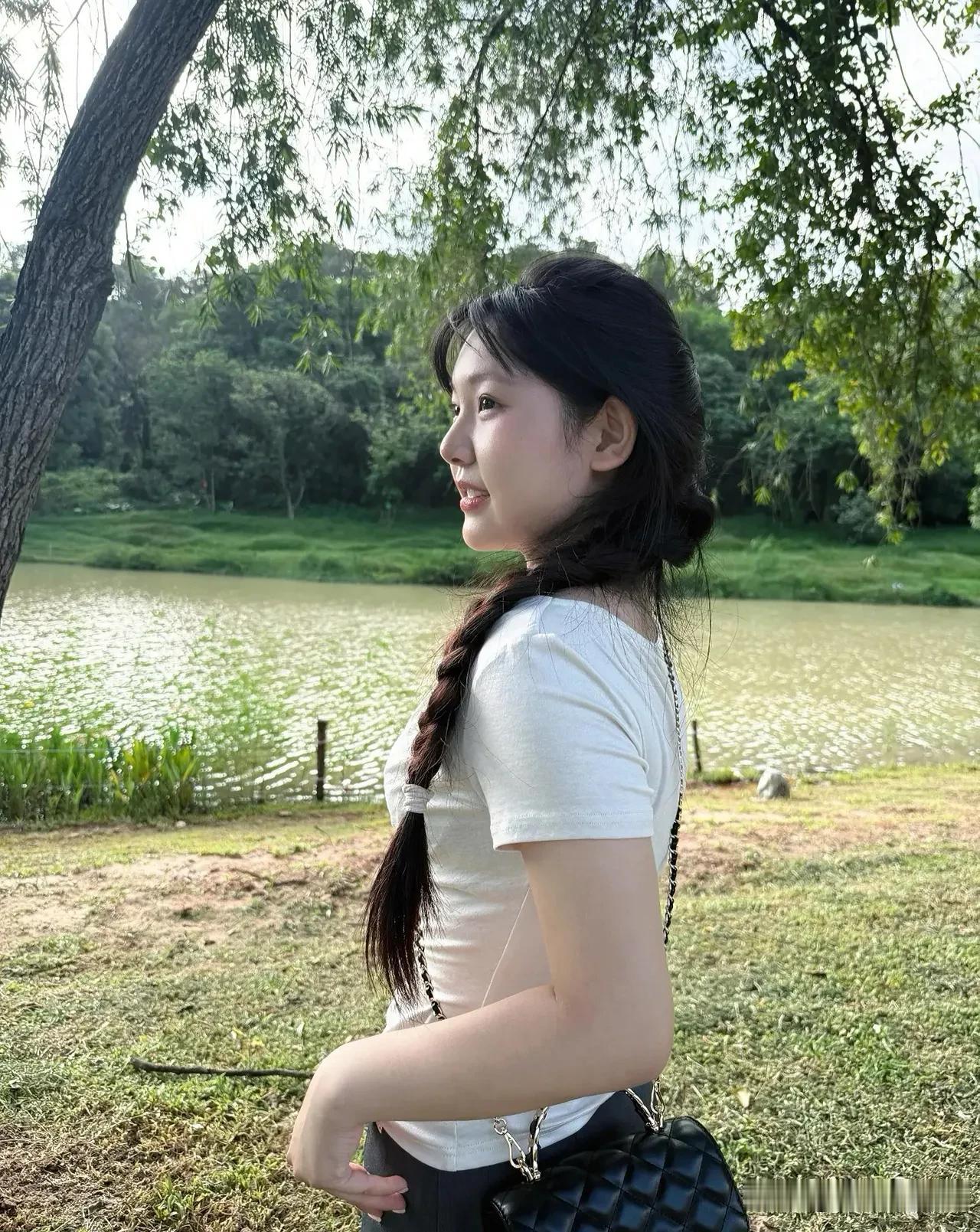 圆脸女孩的烦恼谁懂？拍照永远显胖？不，是可爱在膨胀！圆润轮廓藏着甜