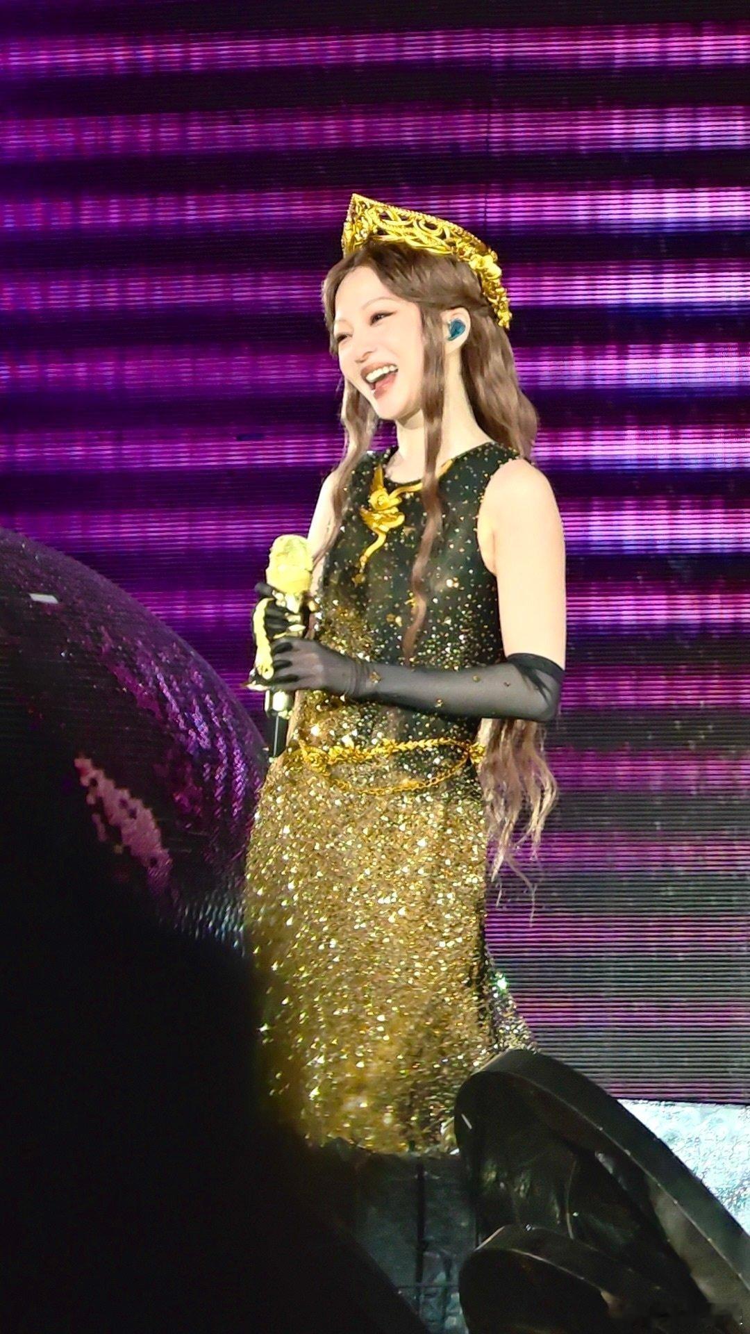 6个月手工缝制80万颗水晶！金丝斗笠+挣扎歌声，张韶涵告诉你什么叫舞台权威