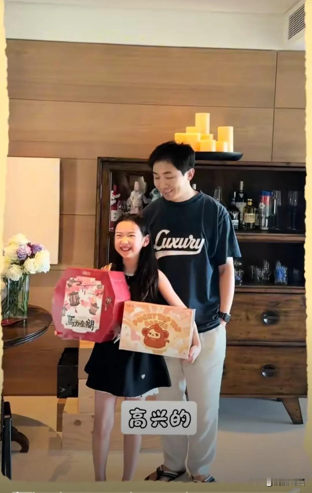 小酒窝真的是全网都疼的孩子啊，太幸福了！泡泡玛特总裁王宁，亲自登门，捧着一个礼