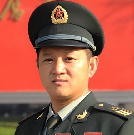 1986年，一18岁的山东莱西小伙参军入伍，原本是冲着坦克兵去的，结果因为是初中