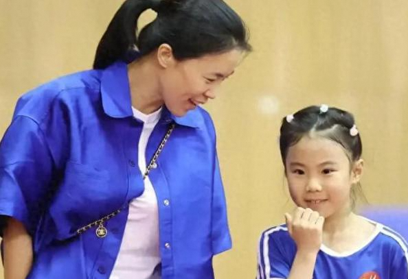 9岁郭依嘉崭露头角：王楠女儿在乒乓球赛表现抢眼