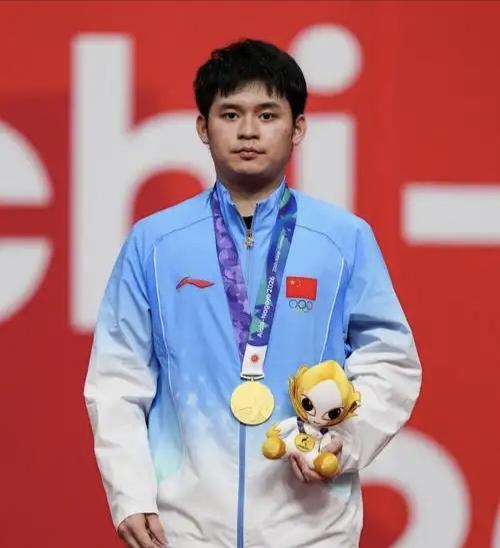 林诗栋拿到亚运会男单金牌，现场某位女解说员那句“恭喜林诗栋战胜中国选手王楚钦”听
