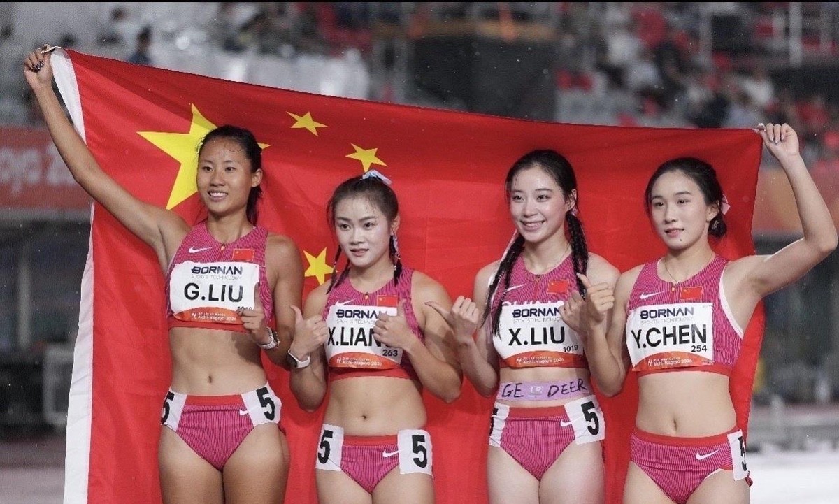 中国女子接力队在名古屋拼下了一枚几乎没人敢提前写进剧本的金牌。葛曼棋百米预赛拉伤，梁小静术后一直没回