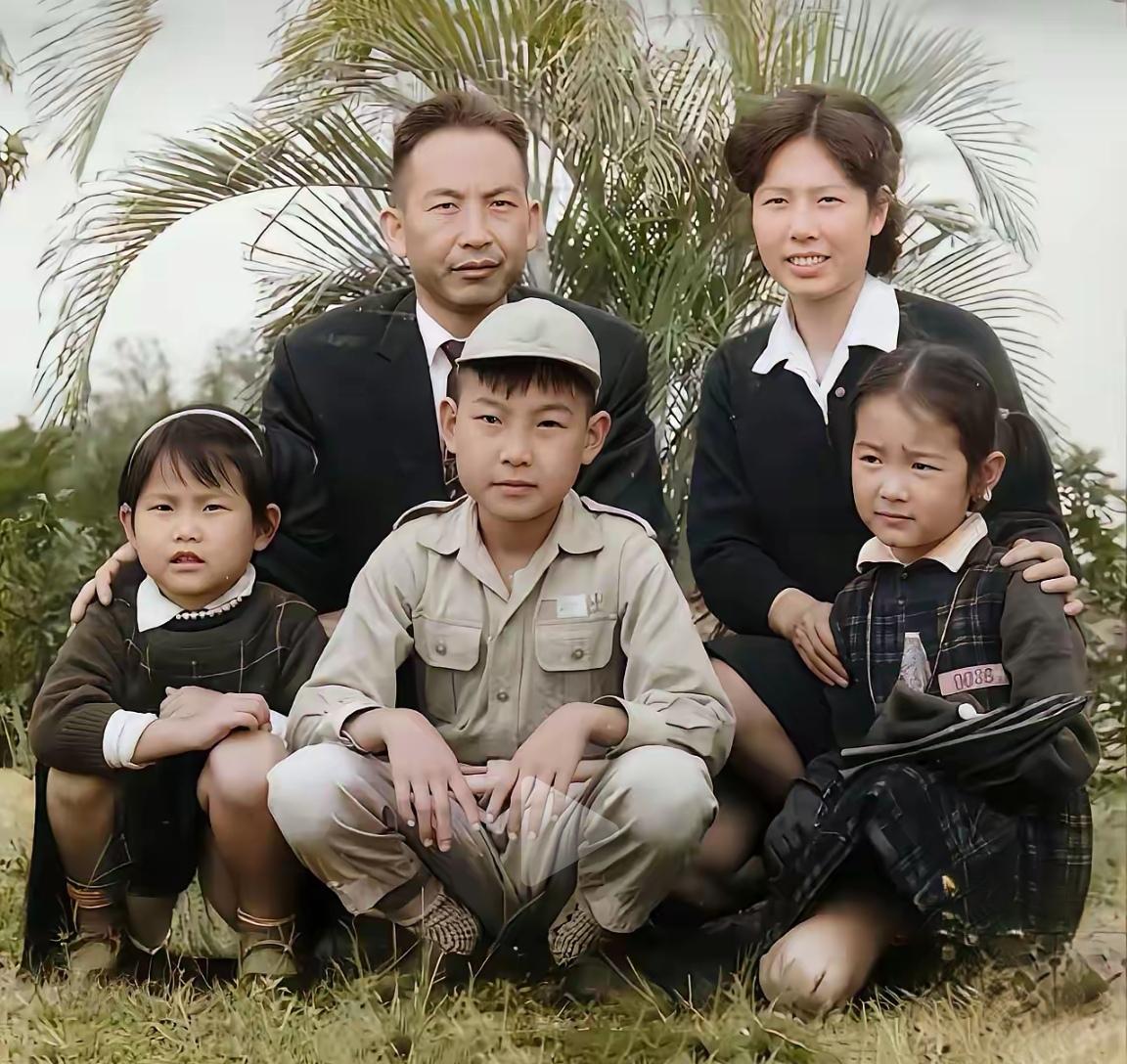 林青霞的父亲林维良是名军医，母亲麻兰英是名护士，特别是林青霞走红之后，母亲麻兰英