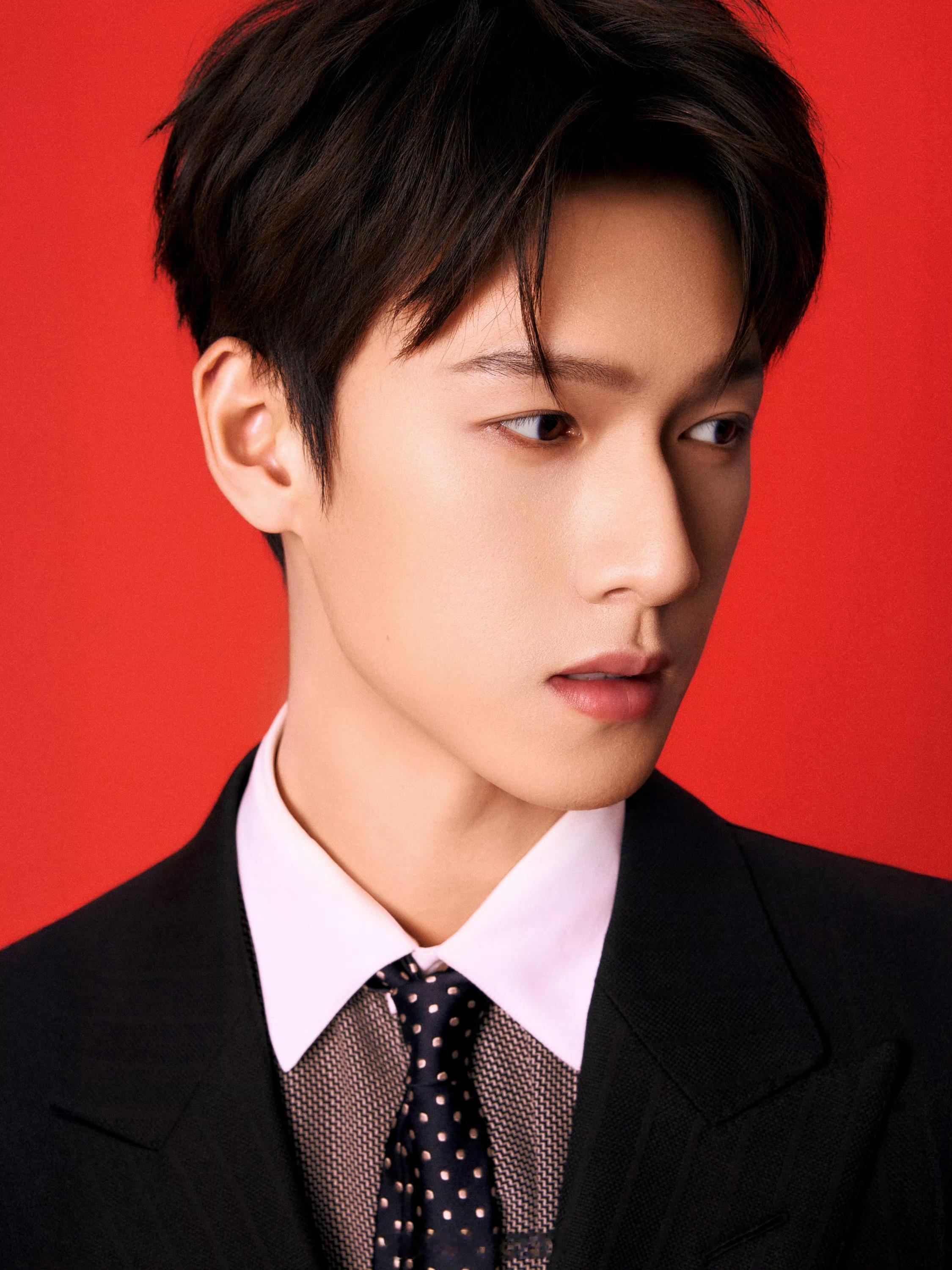 派酱安利李昀锐体态肩颈线条与精准表情管理完全是震撼美味~宽肩窄腰和绝佳仪态撑